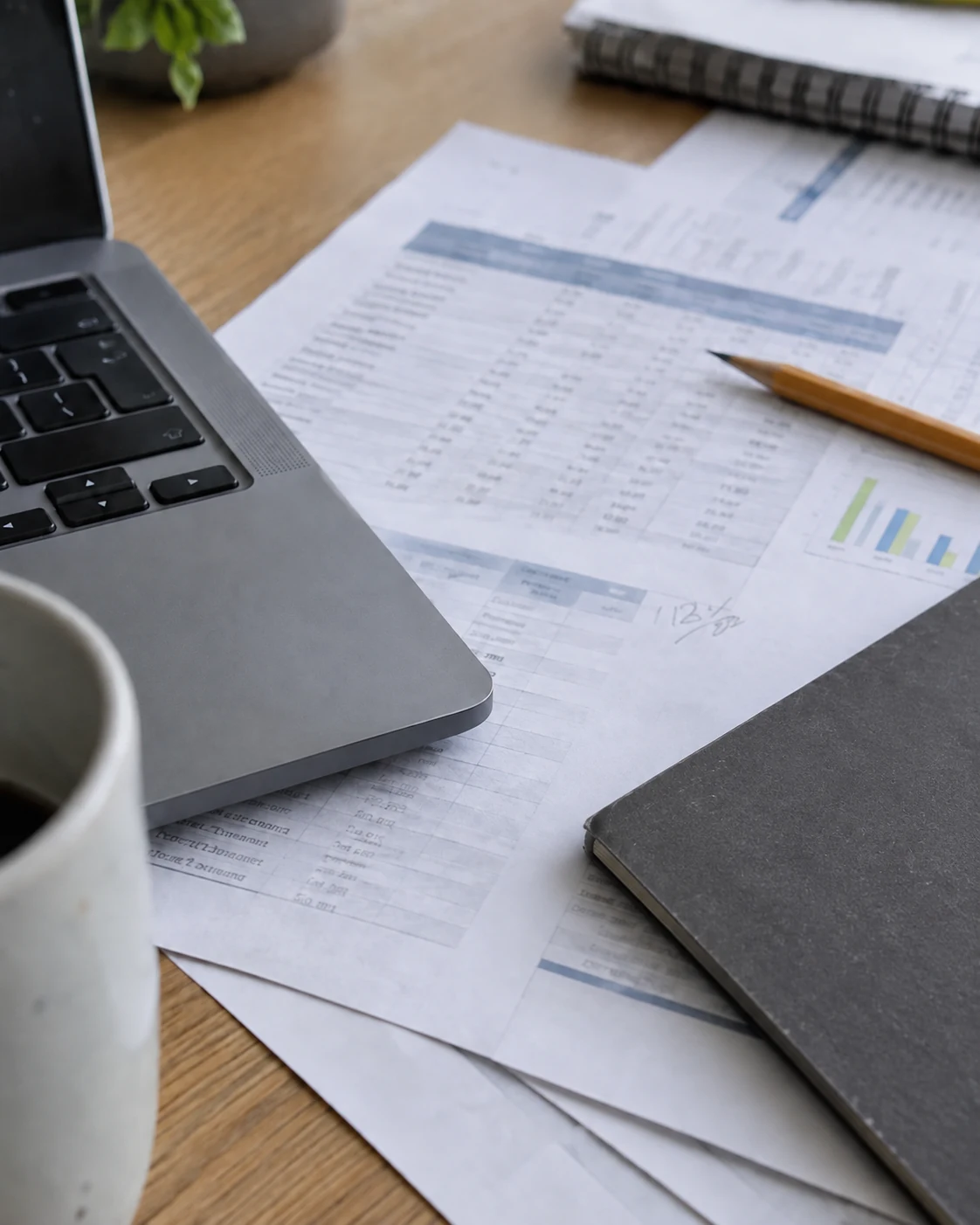 Escena ilustrativa de análisis financiero sobre un escritorio
